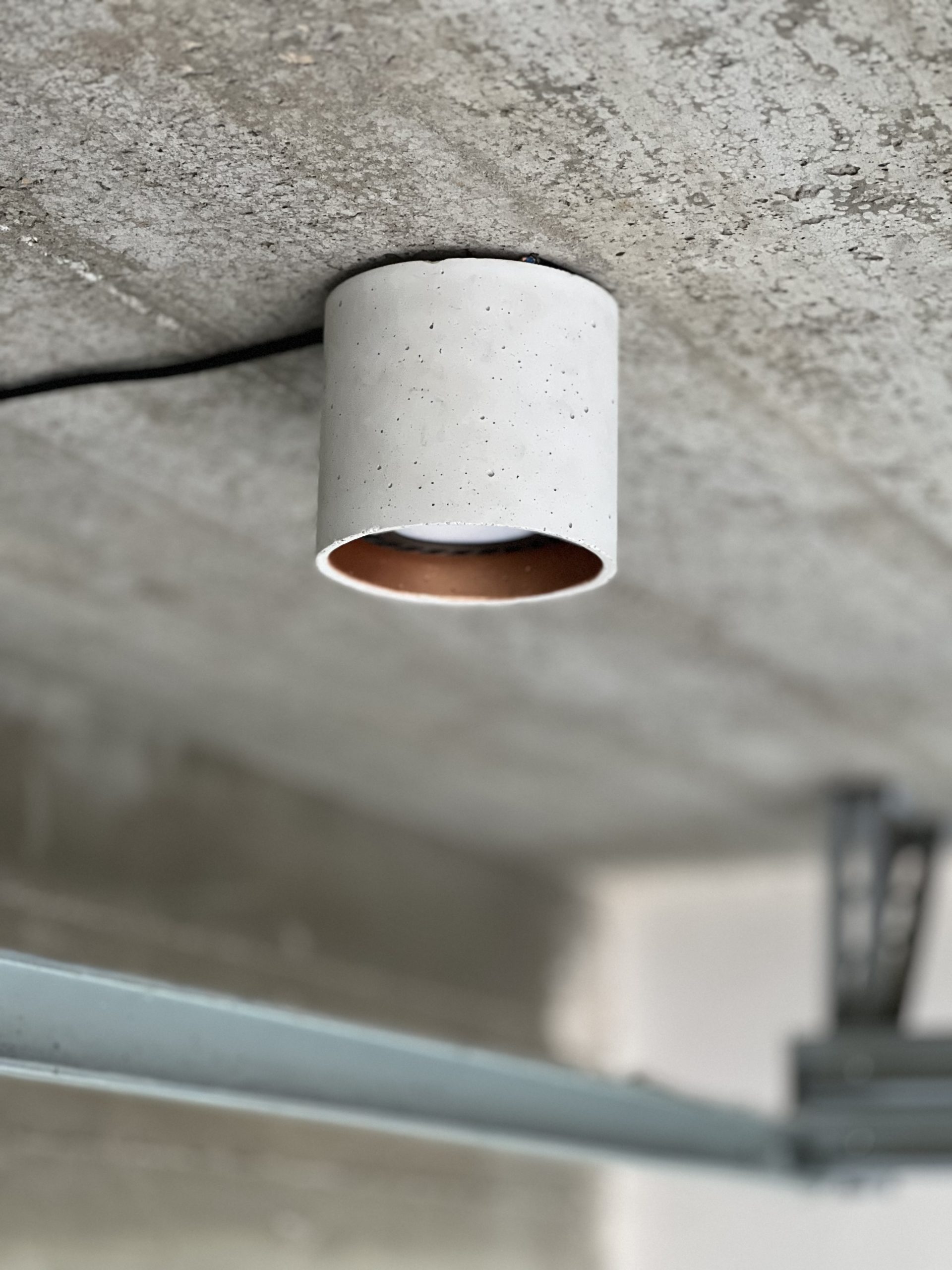 Lampa betonowa ryflowana wisząca. Downlight handmade