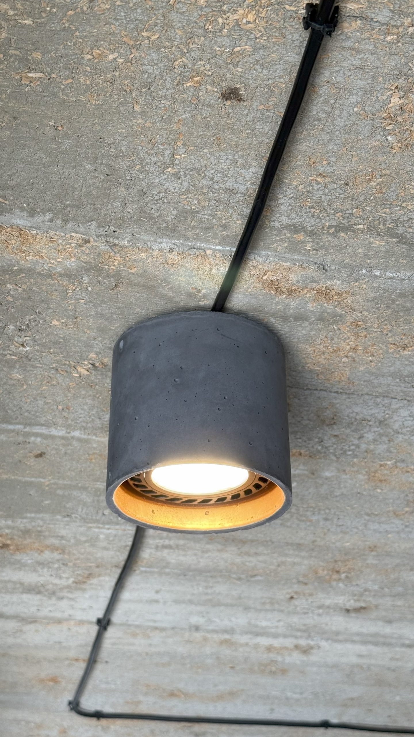 Lampa betonowa wisząca