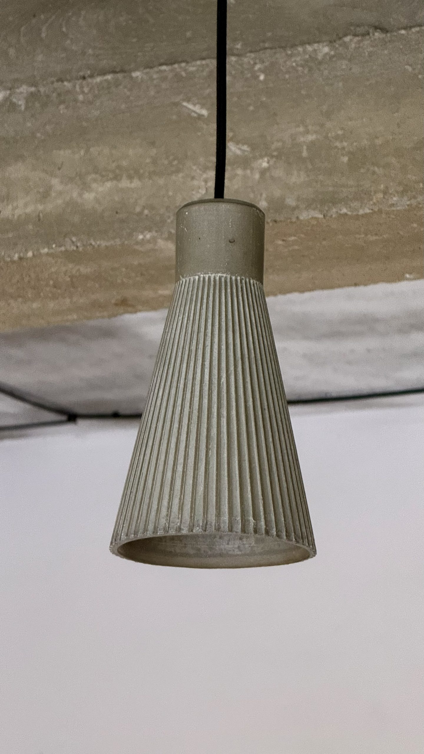 Lampa betonowa wisząca